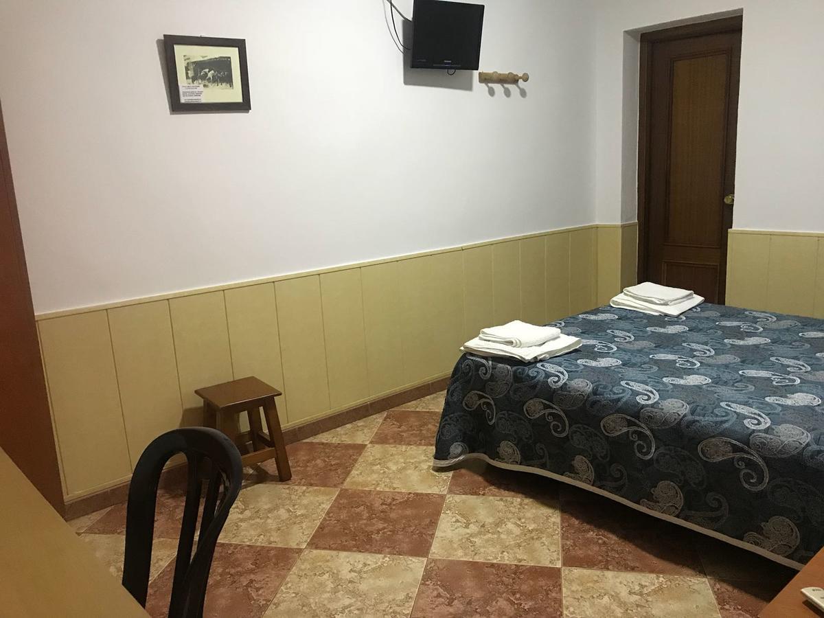 Hostal Bar San Pedro Mairena De Alcor Ngoại thất bức ảnh